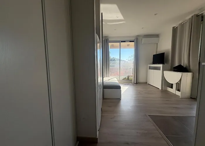 Idealement Situe Entre Port Et Appartement *