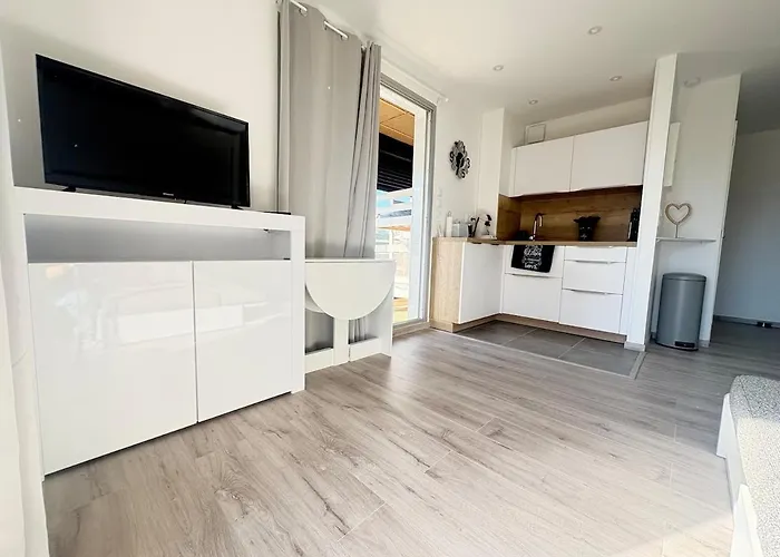 Appartement Idealement Situe Entre Port Et *