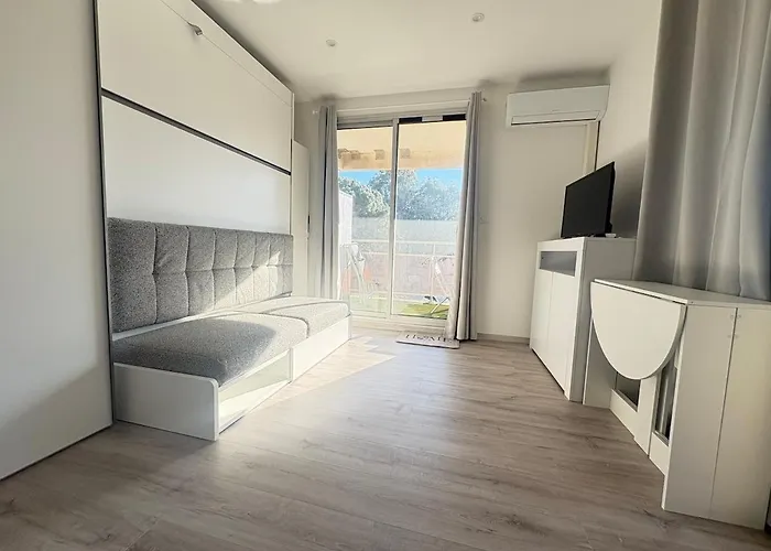 Idealement Situe Entre Port Et Appartement
