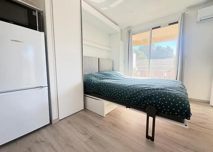 Idealement Situe Entre Port Et Appartement