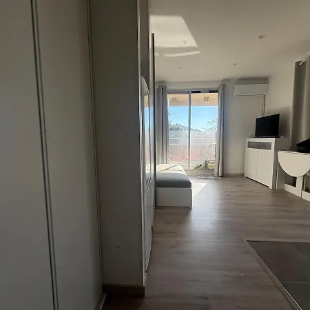 Idealement Situe Entre Port Et Apartment *